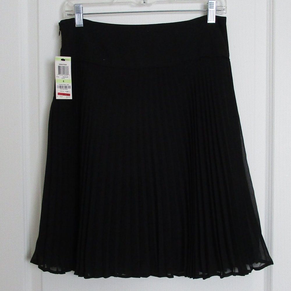 NWT short pleated black skirt